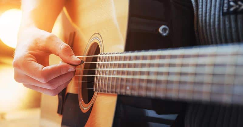 How To Strum A Guitar Properly, With And Without A Pick